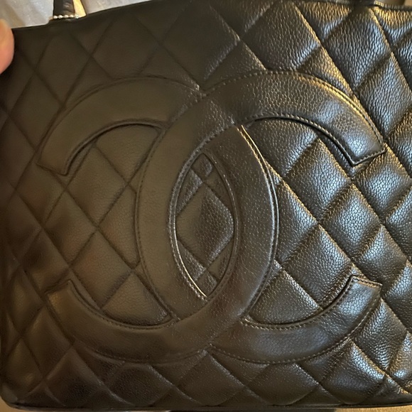 ‼️FINAL PRICE DROP‼️VINTAGE CHANEL MEDALLION TOTE BAG - Picture 4 of 17